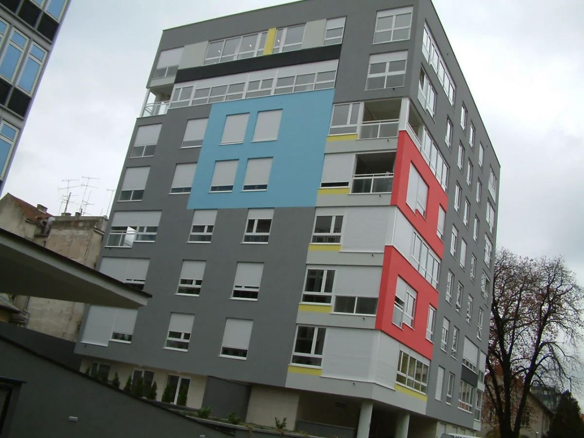 Aluminijske rolete na stambenoj zgradi – drugi kut pogleda