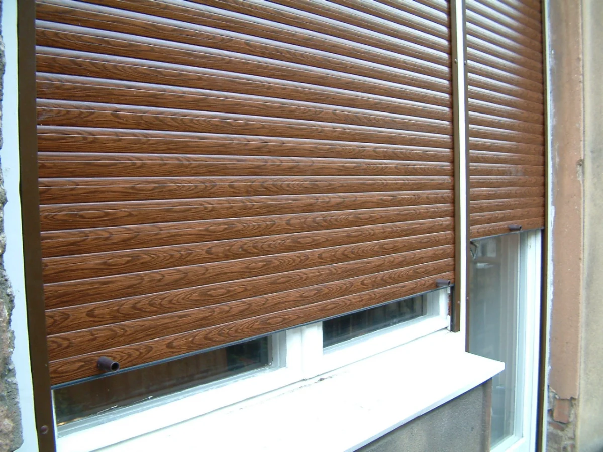 Nova aluminijska roleta u boji drveta – završena ugradnja