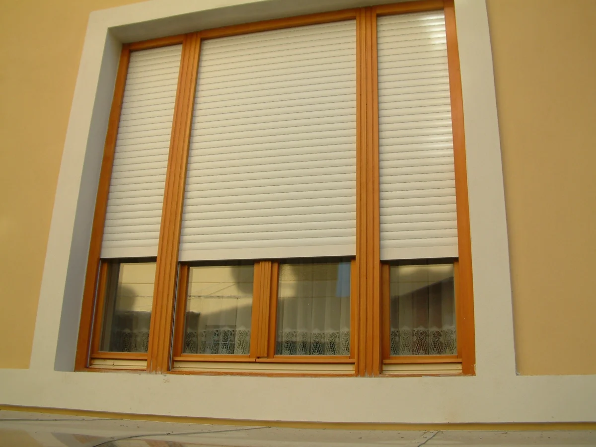 Aluminijske rolete potpuno spuštene na višekrilnom prozoru