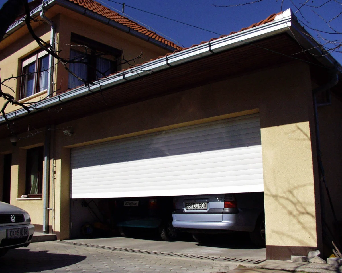 Rolo garažna vrata djelomično otvorena na garaži